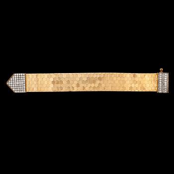 A gold and brilliant cut diamond bracelet, tot. app. 5-6 cts. 1950's.