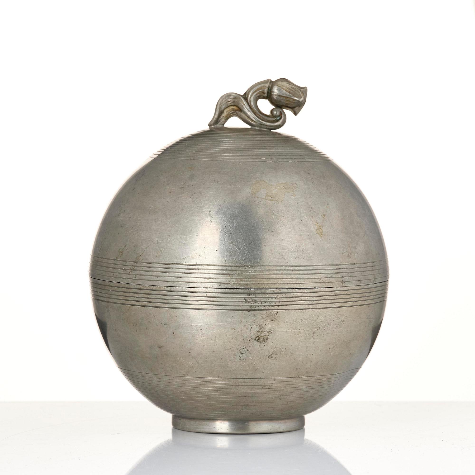 Sylvia Stave, a pewter bonbonnière model no 5347, C.G. Hallberg, Stockholm, 1933.