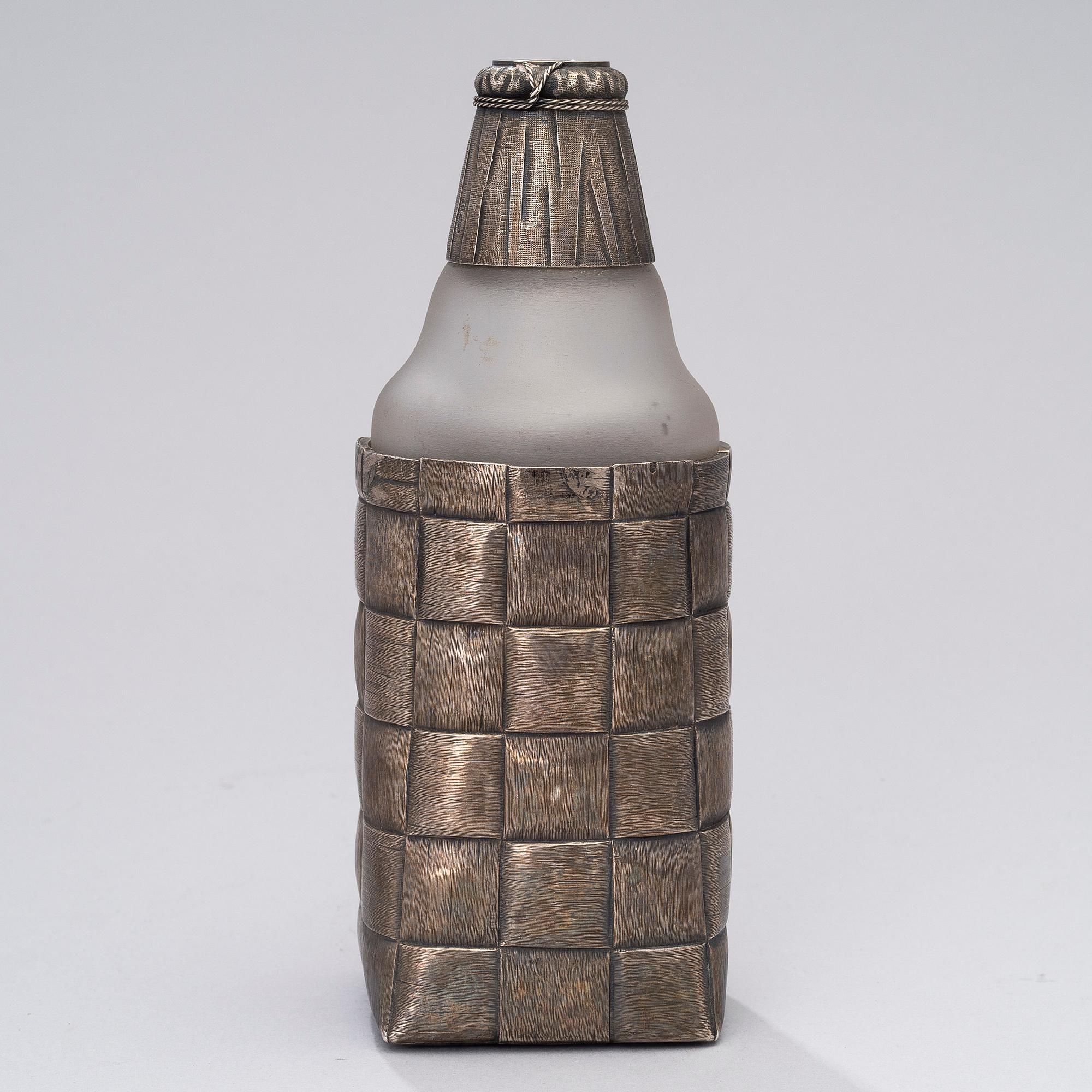 VODKAKARAFF, silver och glas, Vasili Ivanov, St:Petersburg 1896, silvervikt 312 g.