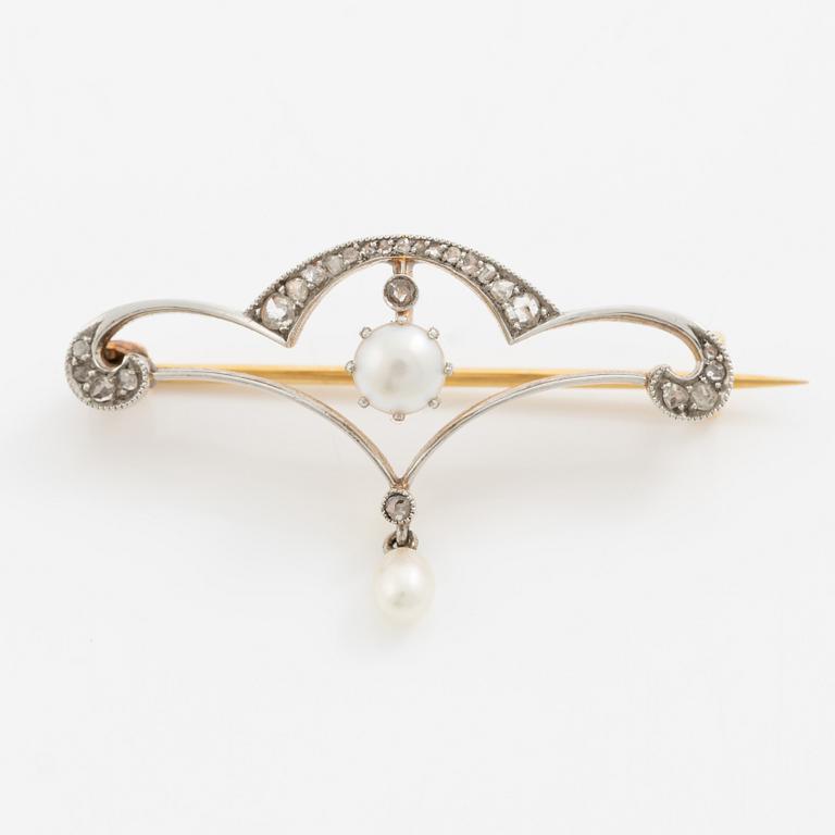 Brooch 18K gold with pearls and rose-cut diamonds.