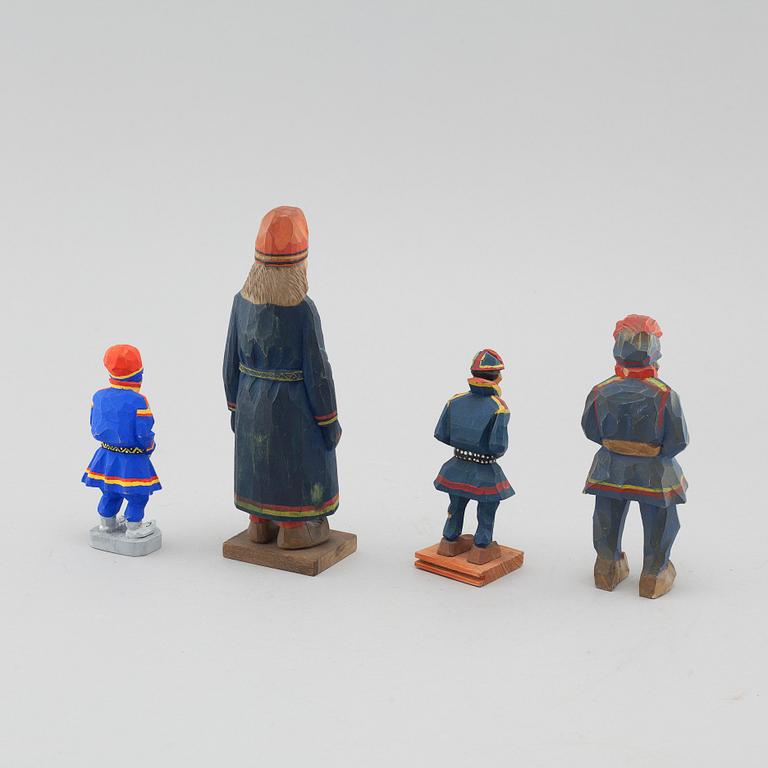 TRÄFIGURER, 4 st, en Lorens Larsson, delvis signerade.