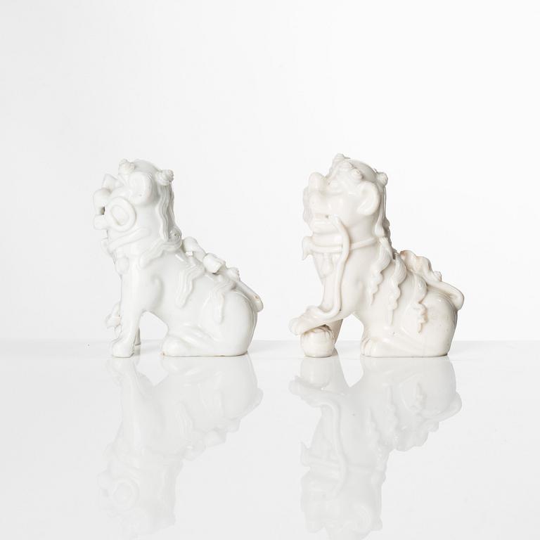 Fohundar, ett par, blanc de chine. Kina, Qingdynastin, Kangxi (1662-1722).