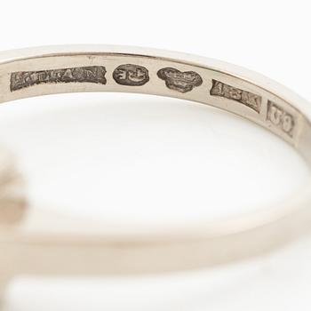 Ring, 18K vitguld med smaragd och två briljantslipade diamanter.