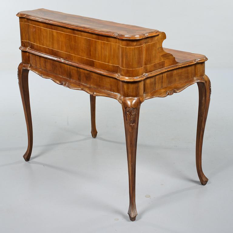 SKRIVBORD, rokokostil, 1900-talets första hälft.