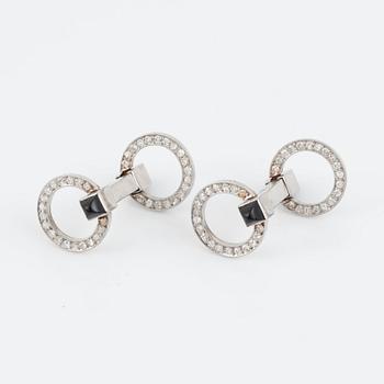 MANCHETTKNAPPAR med briljantslipade diamanter och onyx.