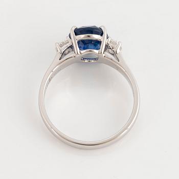 Ring 18K vitguld med en oval fasettslipad safir samt ovala briljantslipade diamanter.