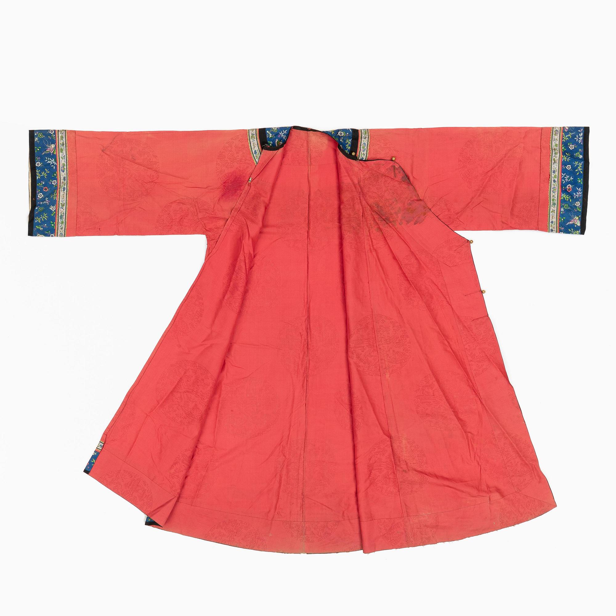An embroidered Chinese silk robe, late Qing dynasty.