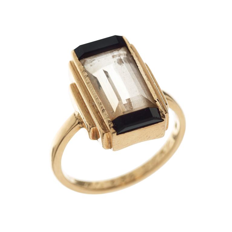 A Wiwen Nilsson 18k gold ring with rock crystal and onyxes, Lund 1936.