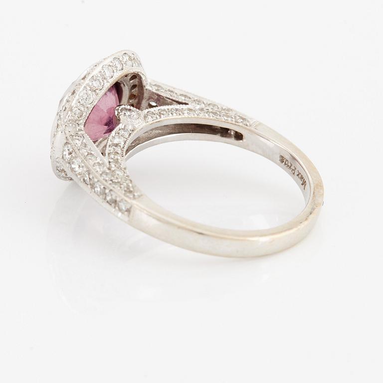 Max Prus ring 18K vitguld med en fasettslipad rosa safir och runda briljantslipade diamanter.