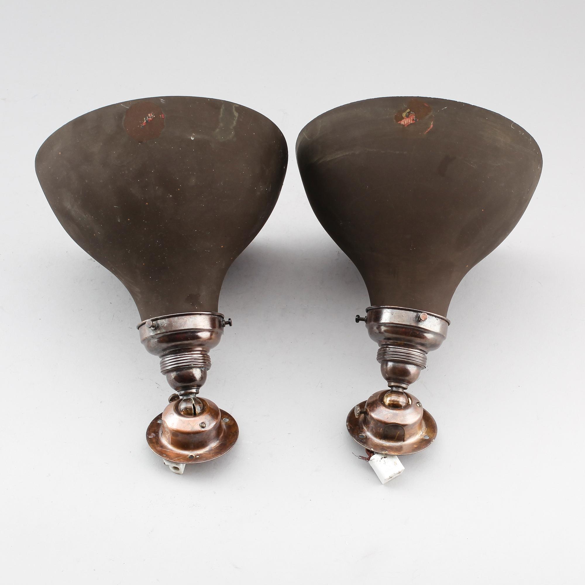 INDUSTRILAMPOR, 2 st, 1900-talets första hälft. Höjd ca 20 cm.