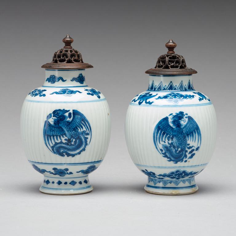 TEKRUKOR, ett par, porslin. Qingdynastin, Kangxi (1662-1722).