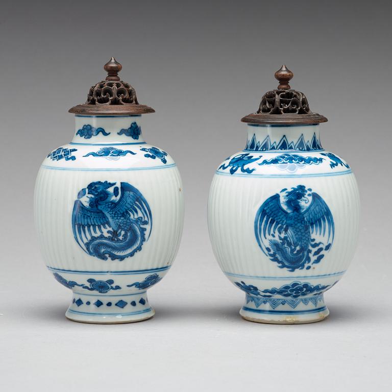 A pair of blue and white tea caddies, Qing dynasty, Kangxi (1662-1722).