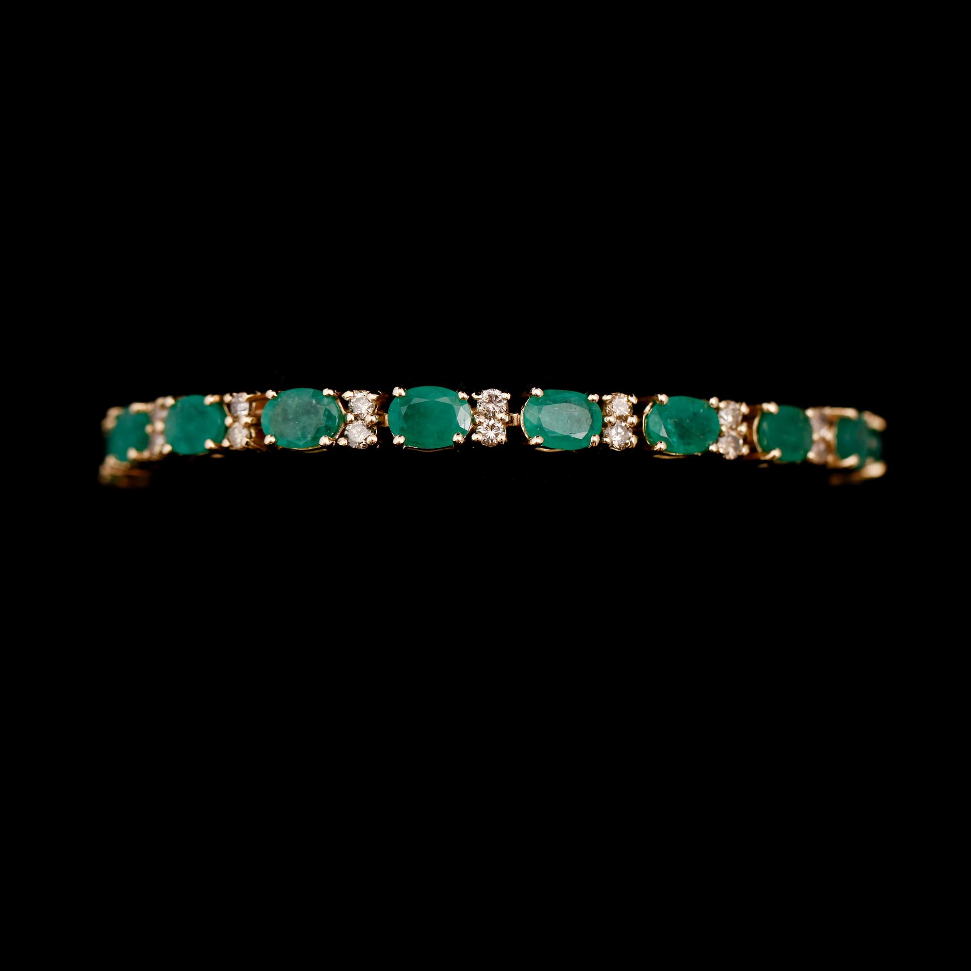 ARMBAND, 14 k guld, 17 smaragder tot ca 17.00 ct, briljantslipade diamanter tot ca 1.80 ct.