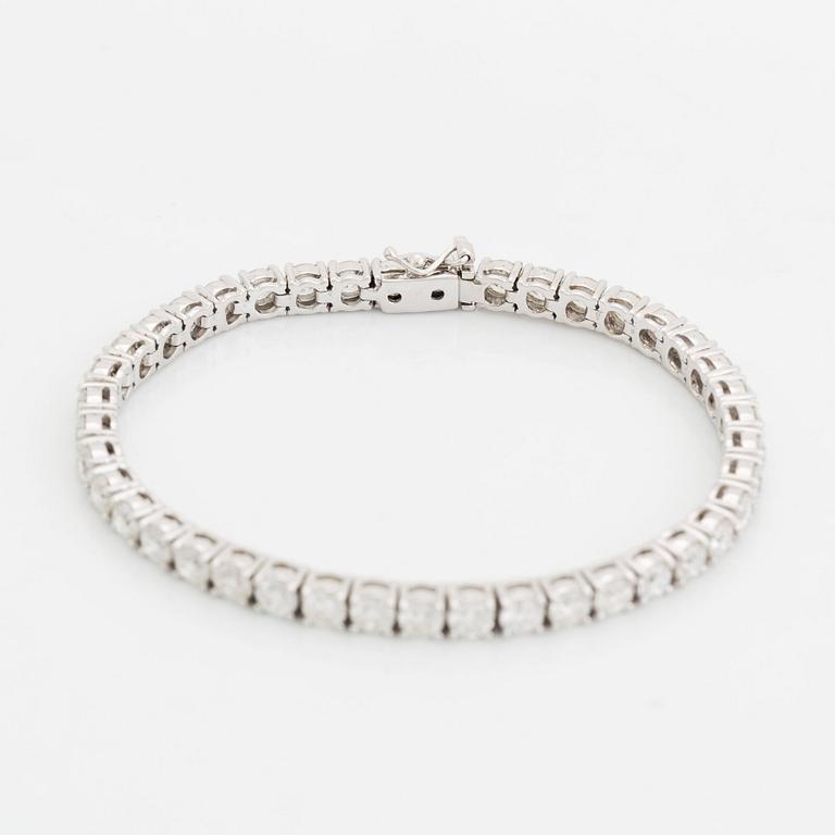 An 18K white gold bracelet set with round brillliant-cut diamonds.