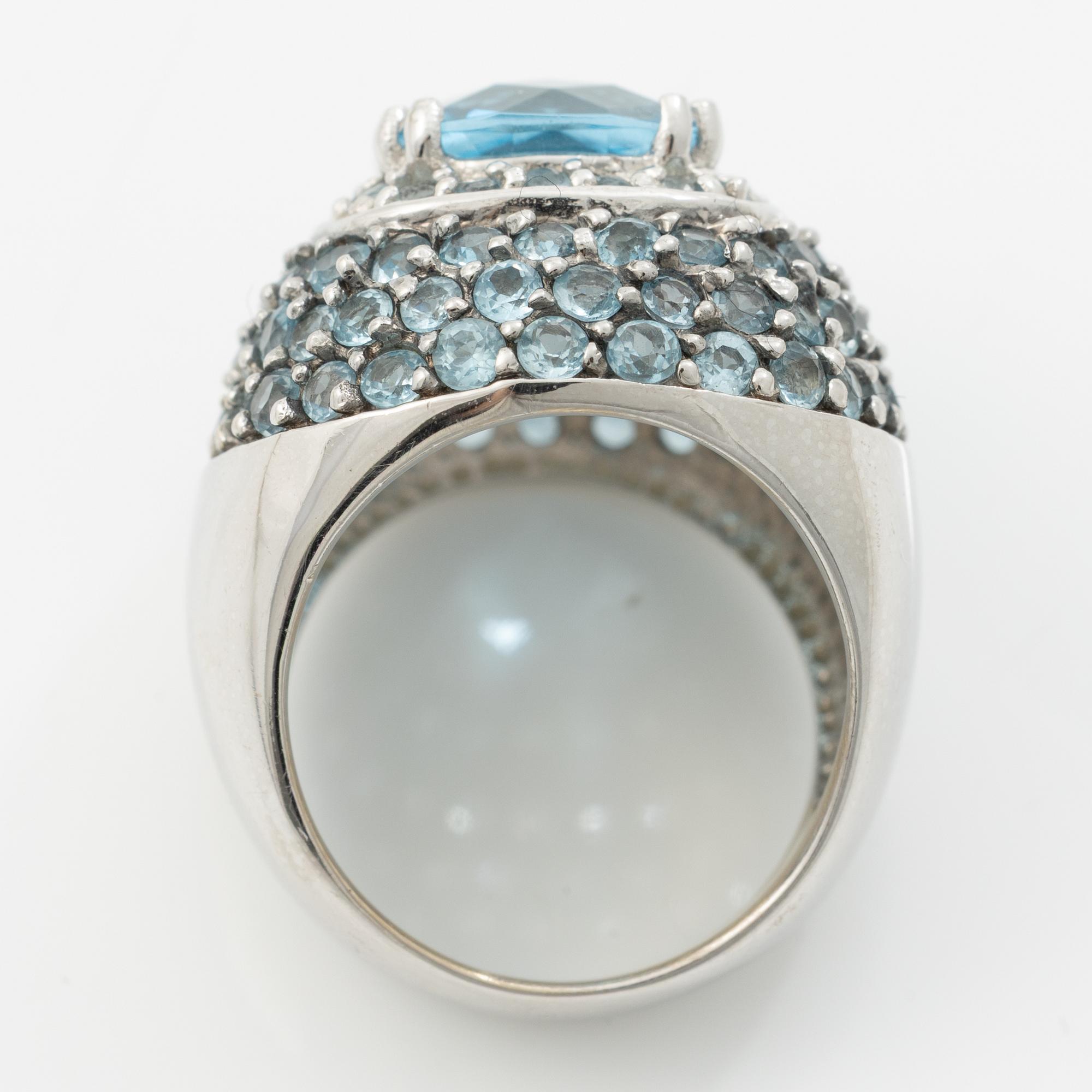 Ring, 14K vitguld och topaser.