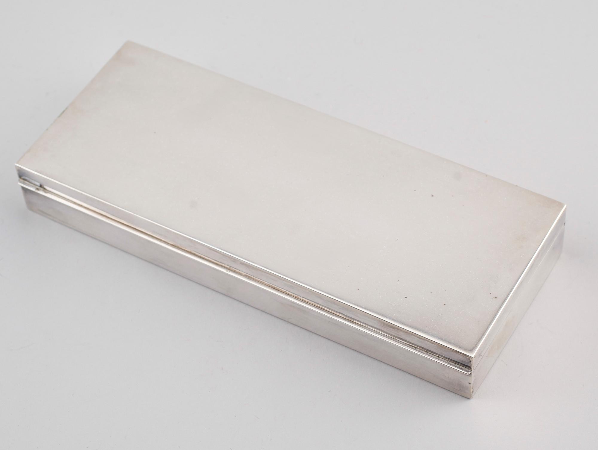 CIGARETTSKRIN, silver, 1900-talets första hälft. Vikt med inredning ca 579 g.