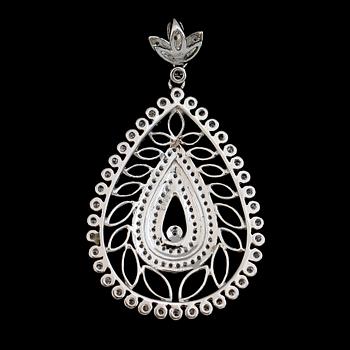 HÄNGE, 18 k vitguld, briljantslipade diamanter. Vikt ca 6,1 g.