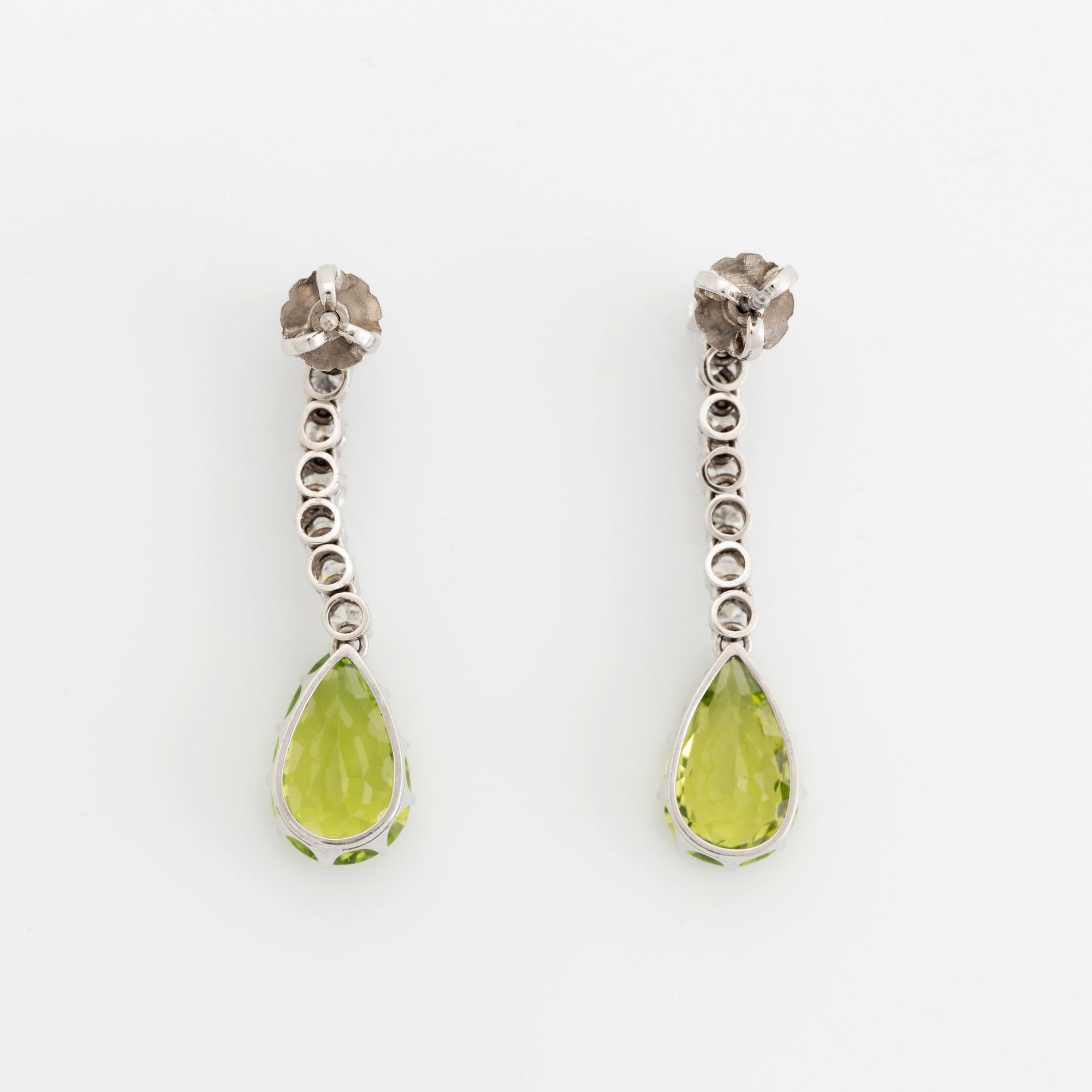 Ett par örhängen 18K vitguld med fasettslipade peridoter och runda briljantslipade diamanter.