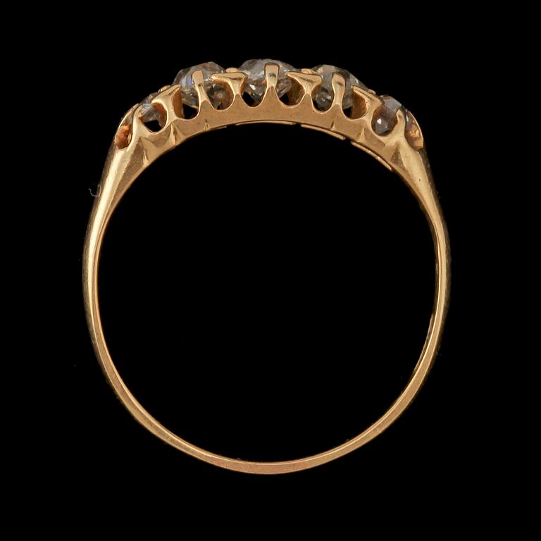 RING, 18k guld med 5 gammalslipade diamanter, 1900-talets första hälft. Vikt 2 g.