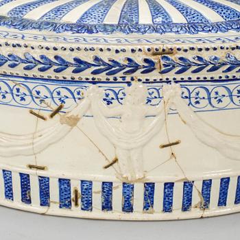 A cream weare pudding tureen with cover, presumably Rörstrand, ca 1800.