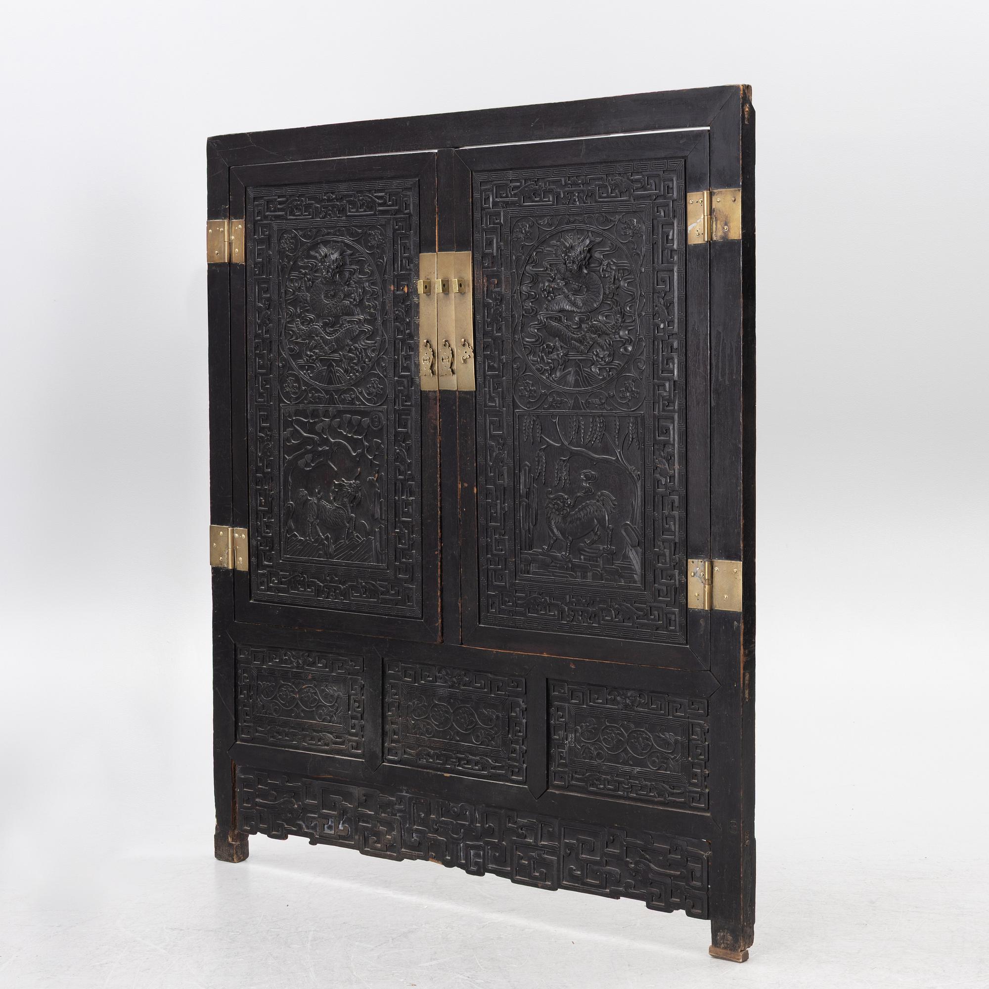 Väggpanel / dörrframstycke, skuret trä och mässing, Kina, Qingdynastin.