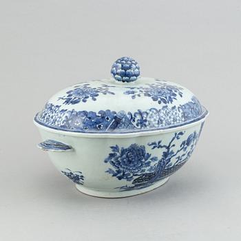 A blue and white tureen with cover, Qing dynasty, Qianlong (1736-95).