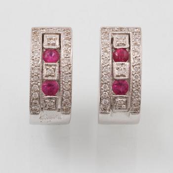 ÖRHÄNGEN, 18K vitguld med 60 briljantslipade diamanter ca 0.32 ct samt 4 fasettslipade rubiner. Vikt 9,7 gram.