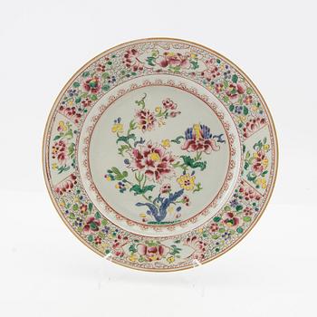A famille rose dinner plate, Qing dynasty, 18th Century.
