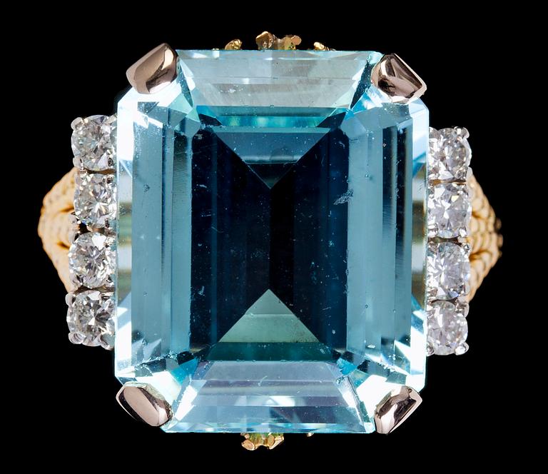 RING, stor trappslipad akvamarin med briljantslipade diamanter, tot, ca 0.70 ct.