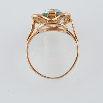 RING, 18K guld med fasettslipad blå pastesten, stämplad WKn, Göteborg. Vikt 5,0 gram.