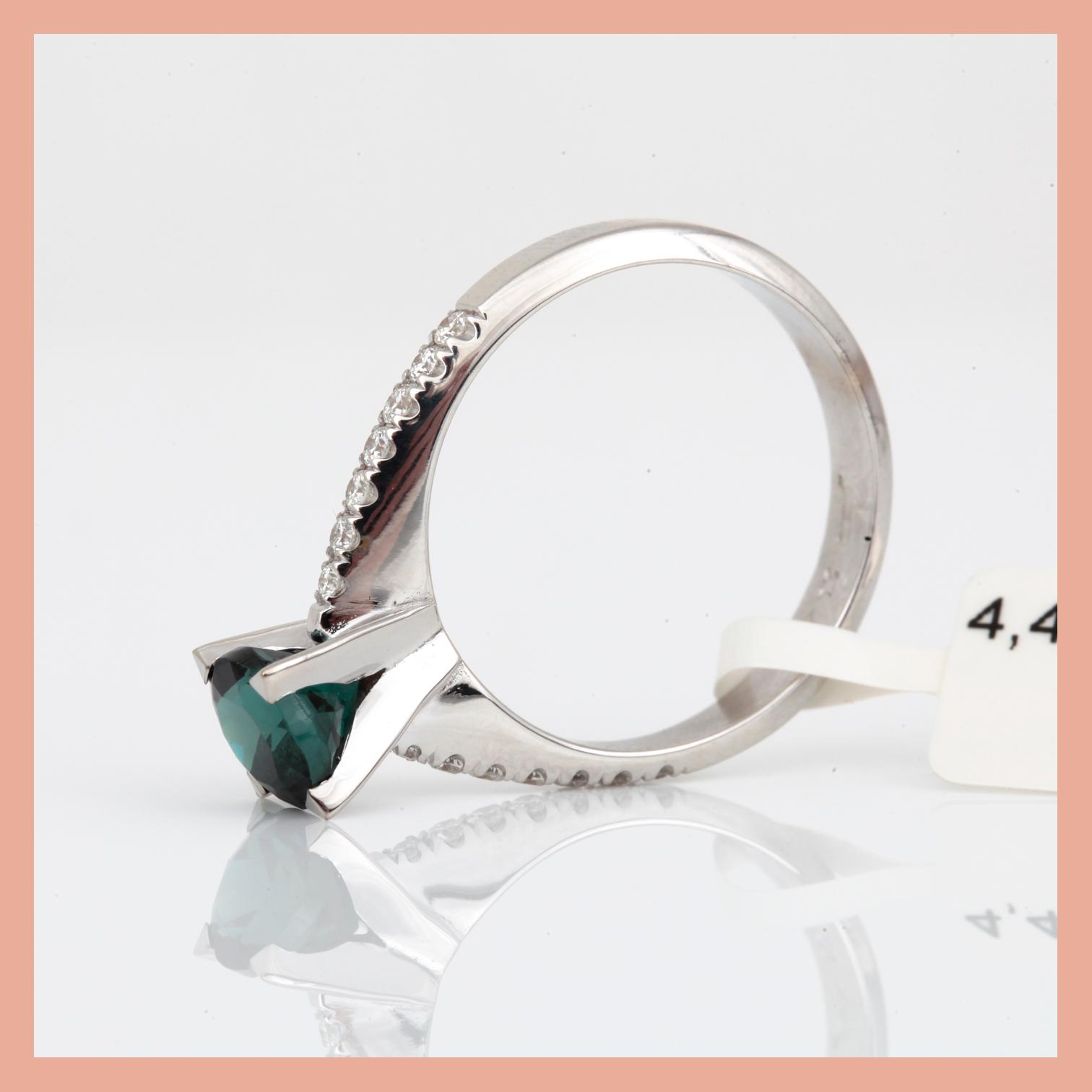 RING, 18K vitguld med grön turmalin, ca 1,18 ct och briljantslipade diamanter, tot ca 0,20 ct. Total vikt ca 4,49 g.