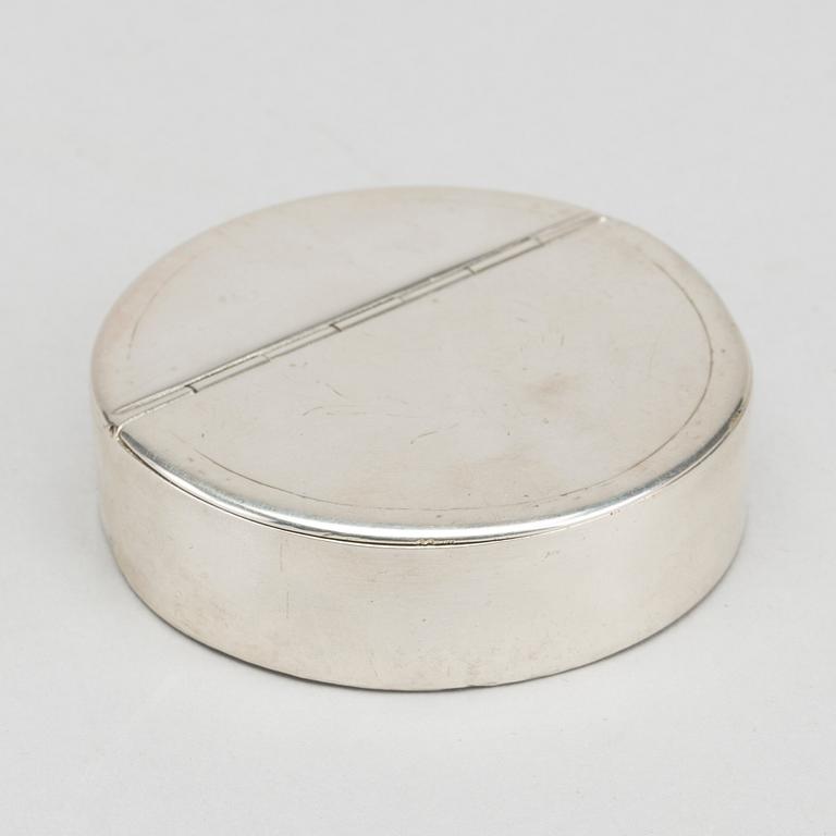 A Swedish 19th century silver box with lid mark of Jonas Elg Västerås 1804, 6,5 x 2 cm, weight 99 gr.