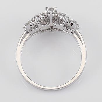 RING, 18K vitguld och diamanter tot ca 0.75 ct.