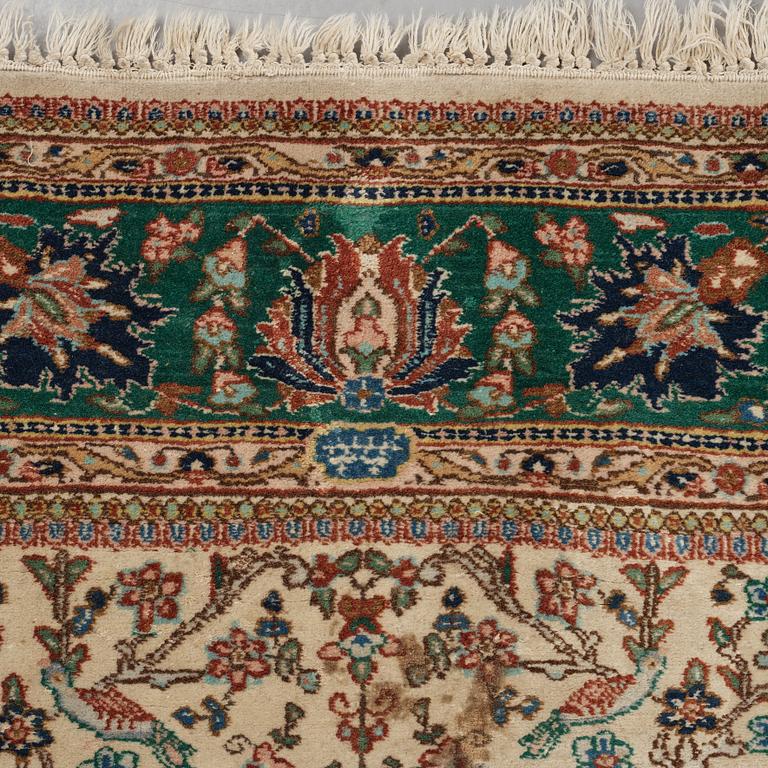 A carpet, semi-antique Tabriz figural, ca 256,5 x 205 cm.