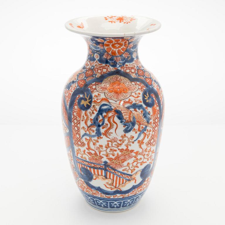 Kannor, ett par, Satsuma, samt urna, Imari, porslin, Japan, 1900-talets början,.