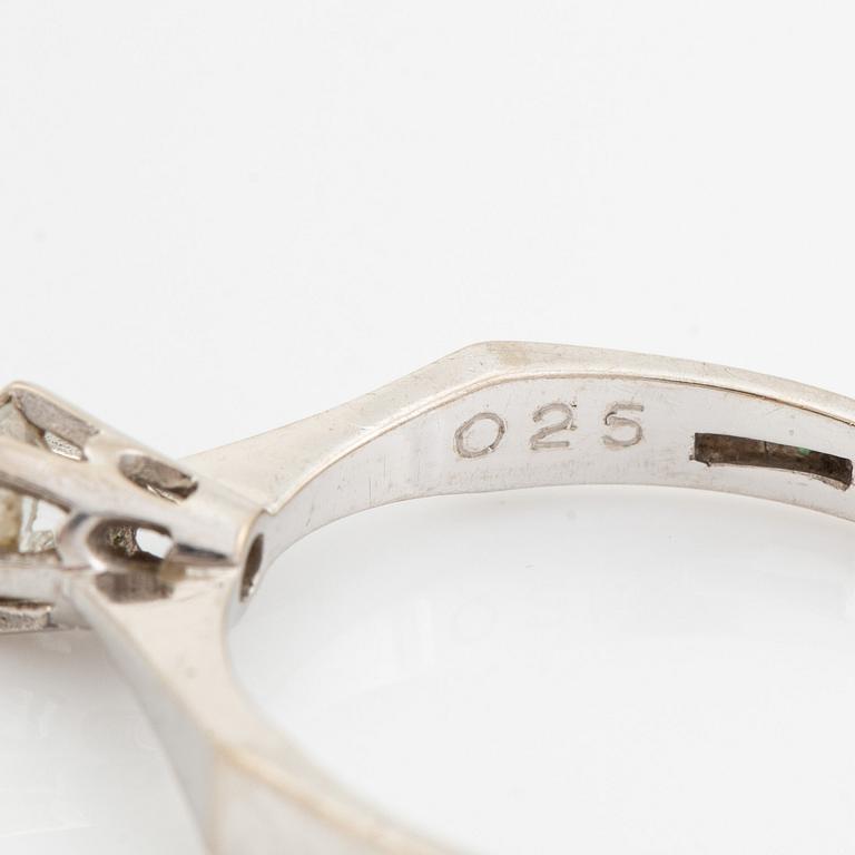 Brilliant cut diamond ring.