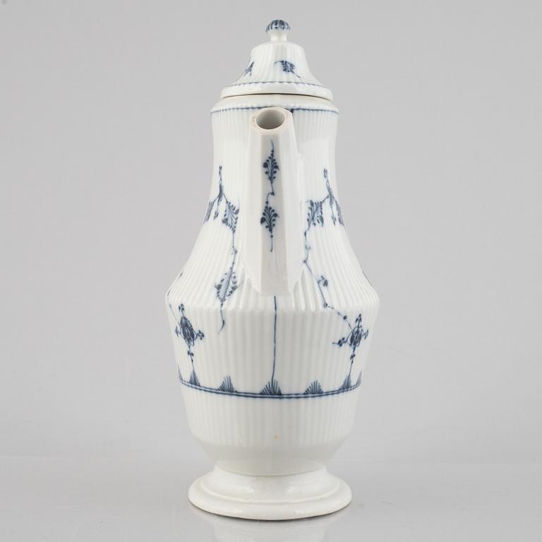 A 'Blue Fluted Plain' / 'Musselmalet rifflet' coffee pot, Royal Copenhagen, around 1800.