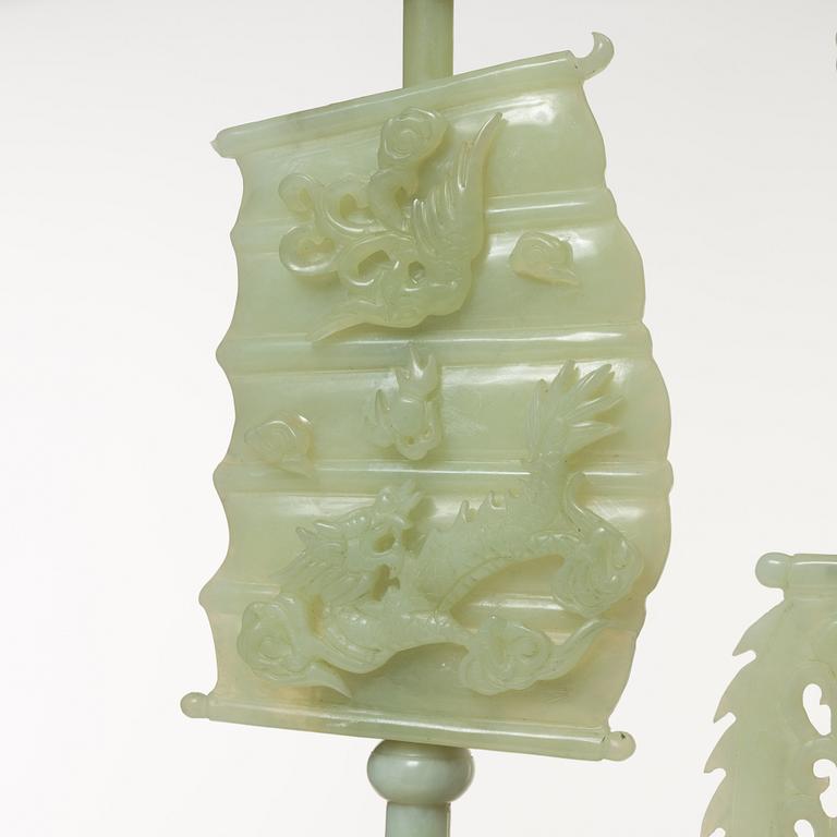 Skulptur, i form av fartyg, grön sten troligen bowenit, Kina, 1900-tal.