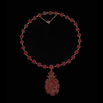 A garnet necklace from the turn of the 19th century.