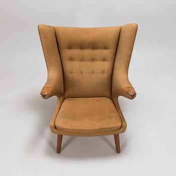 Hans J Wegner, fåtölj, "Bamse / Papa bear", AP-Stolen, Danmark, 1950-60-tal. Modellen formgiven år 1951.