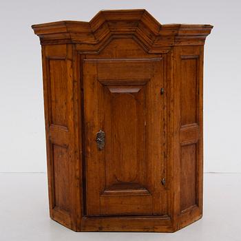 HÖRNSKÅP, barock, 1700-tal.