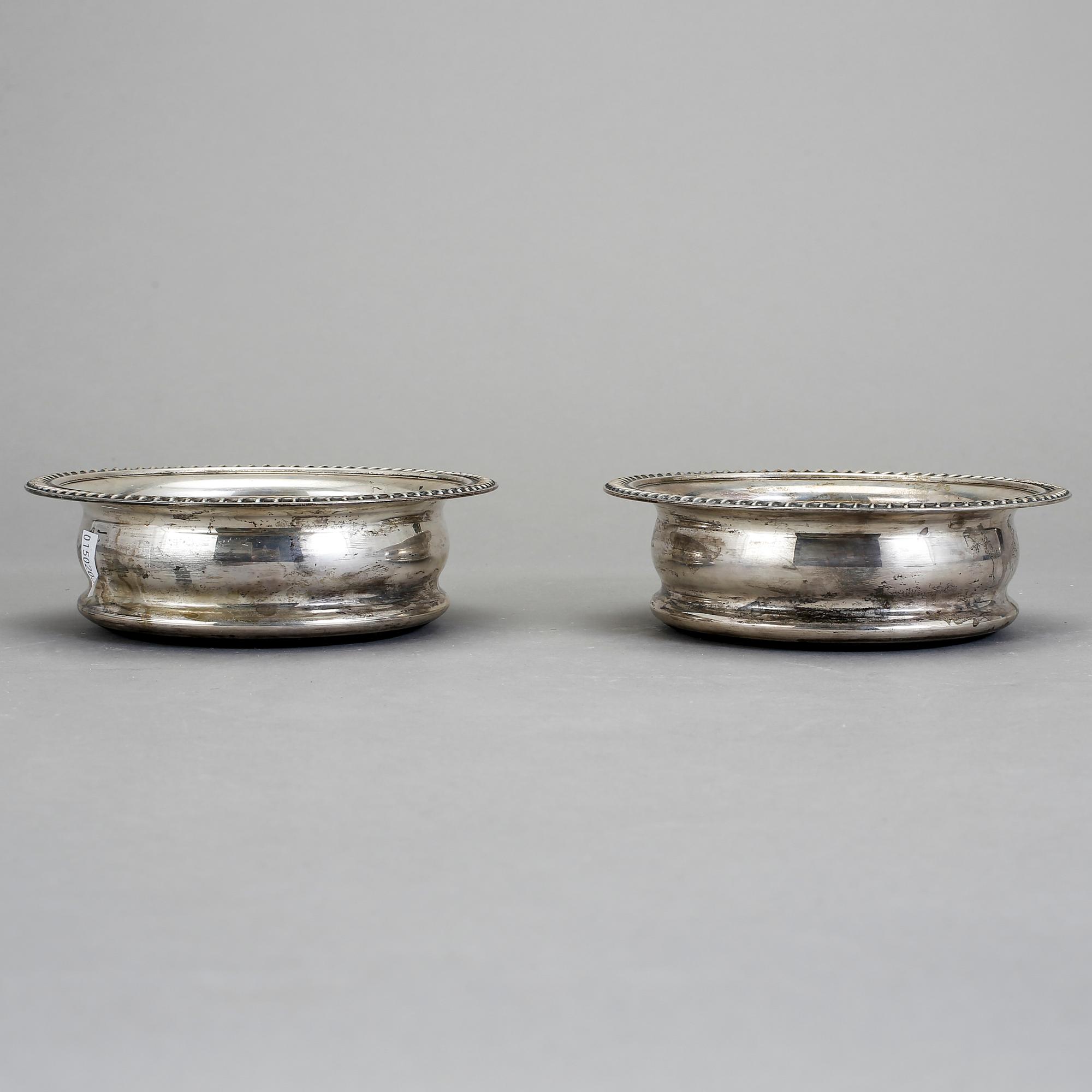 COASTERS, ett par. Silver. Mappin & Webb, Birmingham 1894.