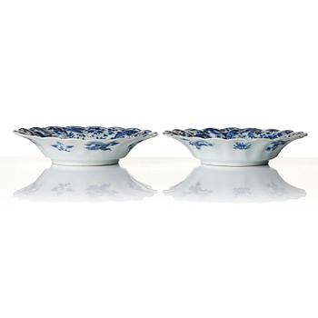 Tallrikar, ett par, porslin. Qingdynastin, Kangxi (1662-1722).