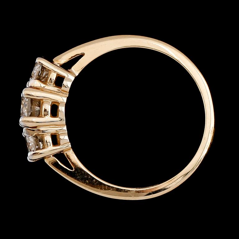 RING, 14K gult guld, briljantslipade diamanter tot ca 0.83 ct.
