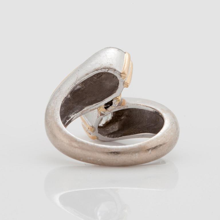 RING med briljantslipade diamanter.