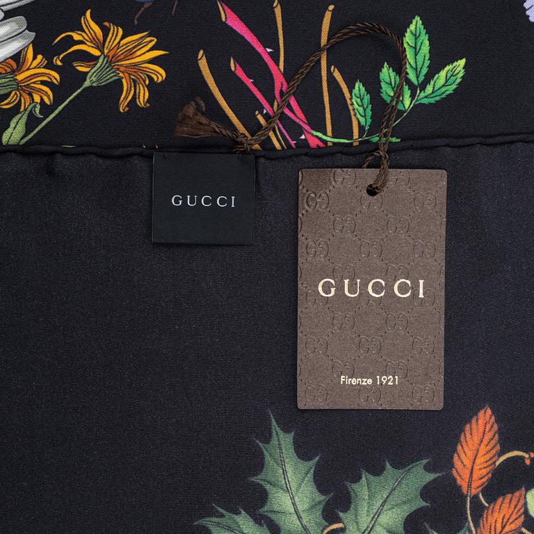 Gucci, a 'Flora' twill silk scarf.