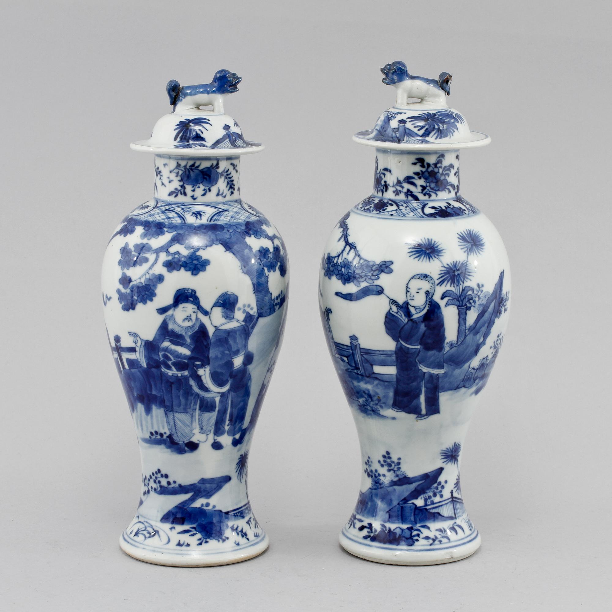 LOCKURNOR, ett par, porslin, Kina, omkring sekelskiftet 1800/1900-tal.