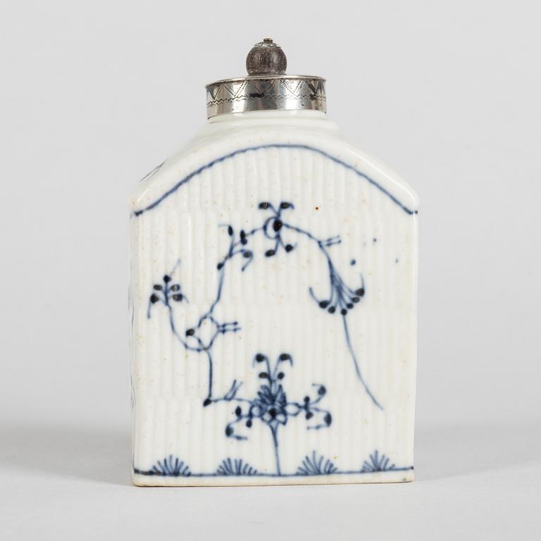 A blue and white porcelain tea caddy, around 1800.