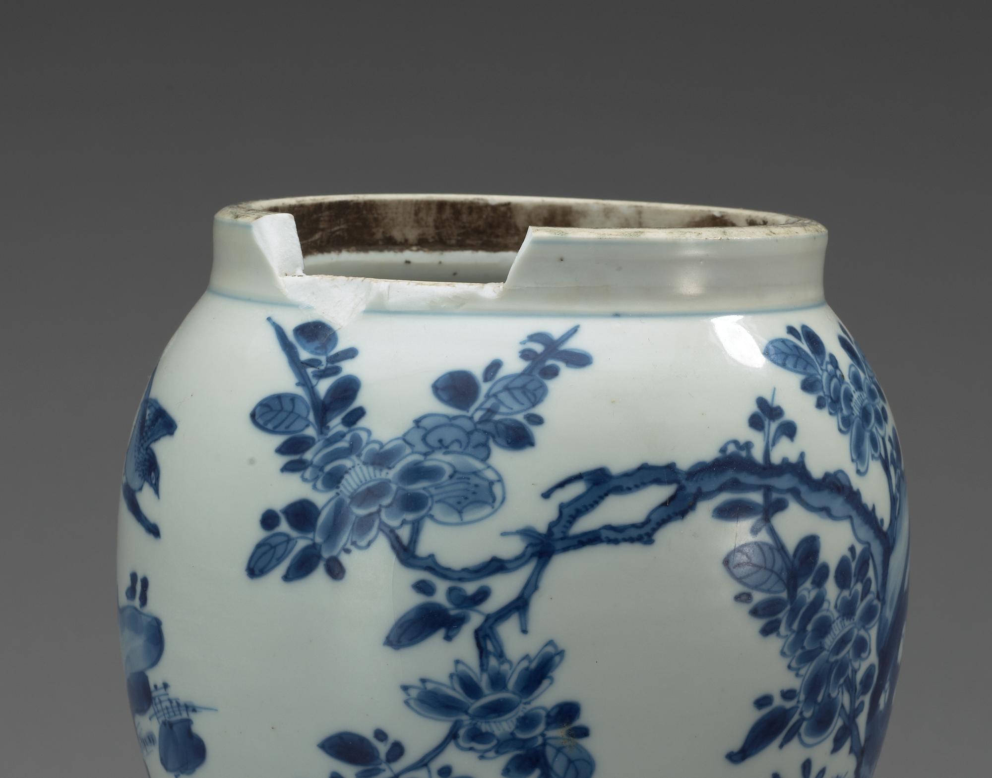 A blue and white vase, Qing dynasty, Kangxi (1662-1722).