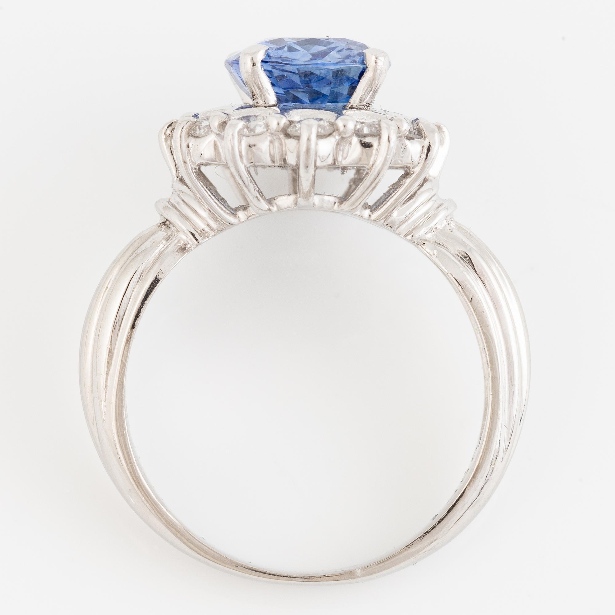 Ring platinum, with a sapphire and brilliant-cut diamonds.